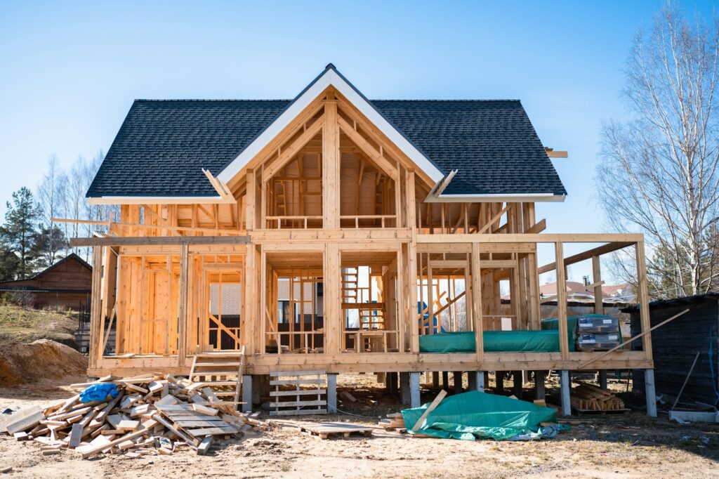 Wooden house frame construction. Manufacture of houses made of wood.